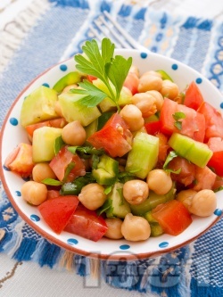 Лесна салата с нахут от консерва, домати, краставици и зелени чушки - снимка на рецептата